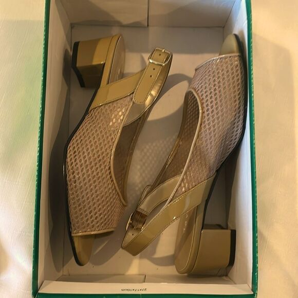 DAVID TATE SAND COLOR MESH PATENT SANDALS. BEAUTIFULLY PADDED INSOLES!! - Picture 6 of 7